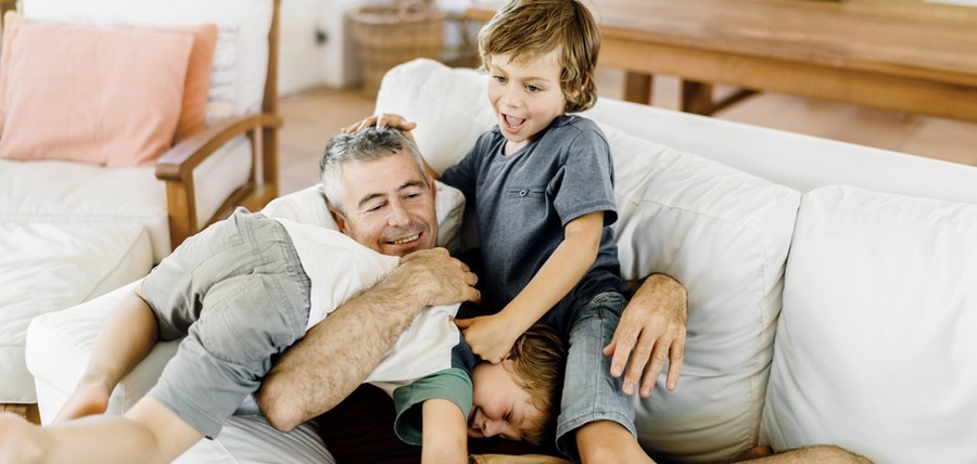 Familia disfruta de la mejor TV en residencia secundaria Familia disfruta de la mejor TV en residencia secundaria
